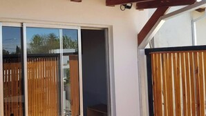 Un edificio moderno con ampie vetrate e una recinzione in legno.