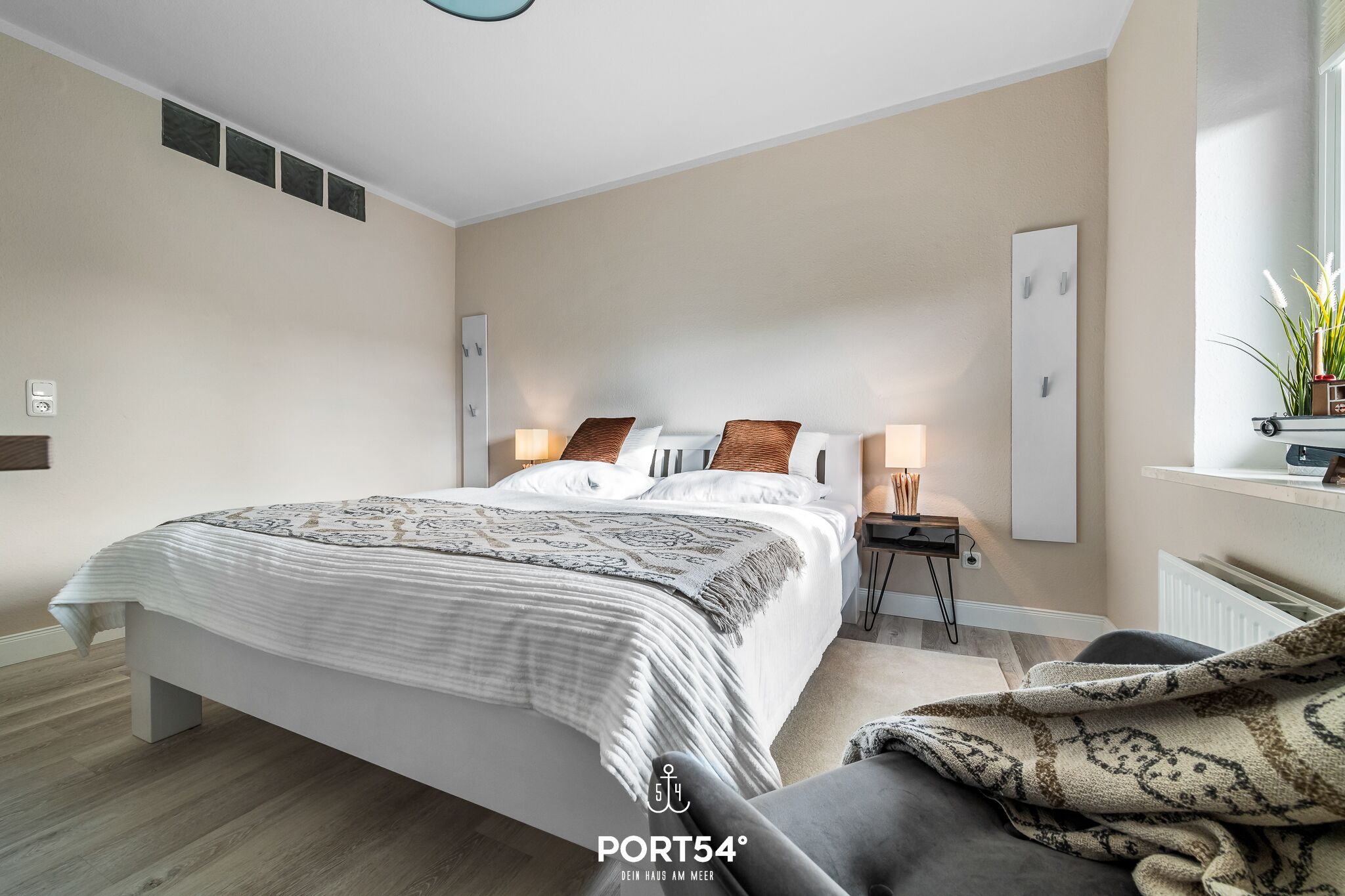 1 dormitori, planxa i posts de planxar i un bressol de viatge 