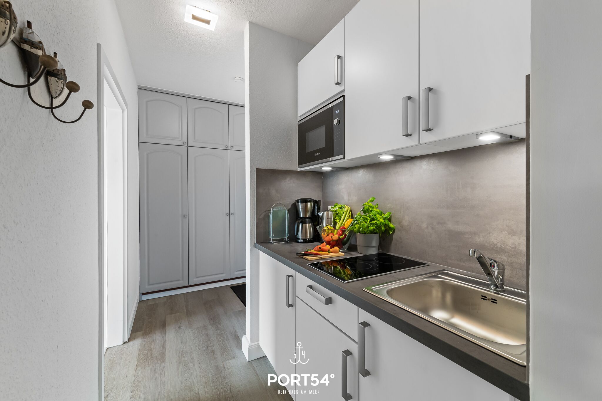 Frigorífico, microondas, cafetera o tetera y tostadora