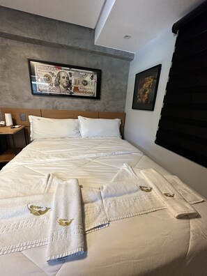 Basic Room | Egyptian cotton sheets, premium bedding, pillowtop beds, minibar - Hotel la serena (Sao Sebastiao)