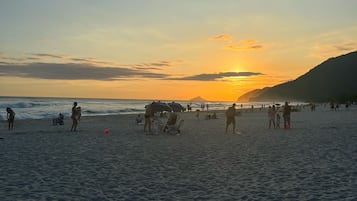 Playa en los alrededores, camastros y sombrillas