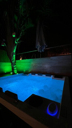 Bar tepi kolam renang