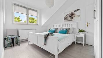 2 bedrooms, travel crib, free WiFi