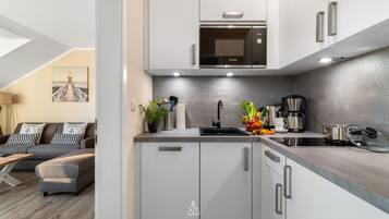 KylskÄp, mikrovÄgsugn, kaffe- och tebryggare och brödrost