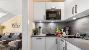 Kühlschrank, Mikrowelle, Wasserkocher mit Kaffee-/Teezubehör, Toaster