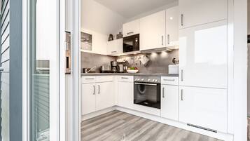 Kühlschrank, Mikrowelle, Ofen, Herdplatte