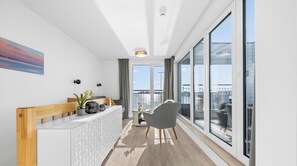 Una televisión, una chimenea, una videoteca, un reproductor estéreo