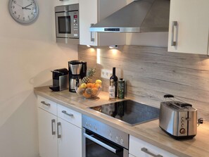 Kühlschrank, Mikrowelle, Ofen, Herdplatte