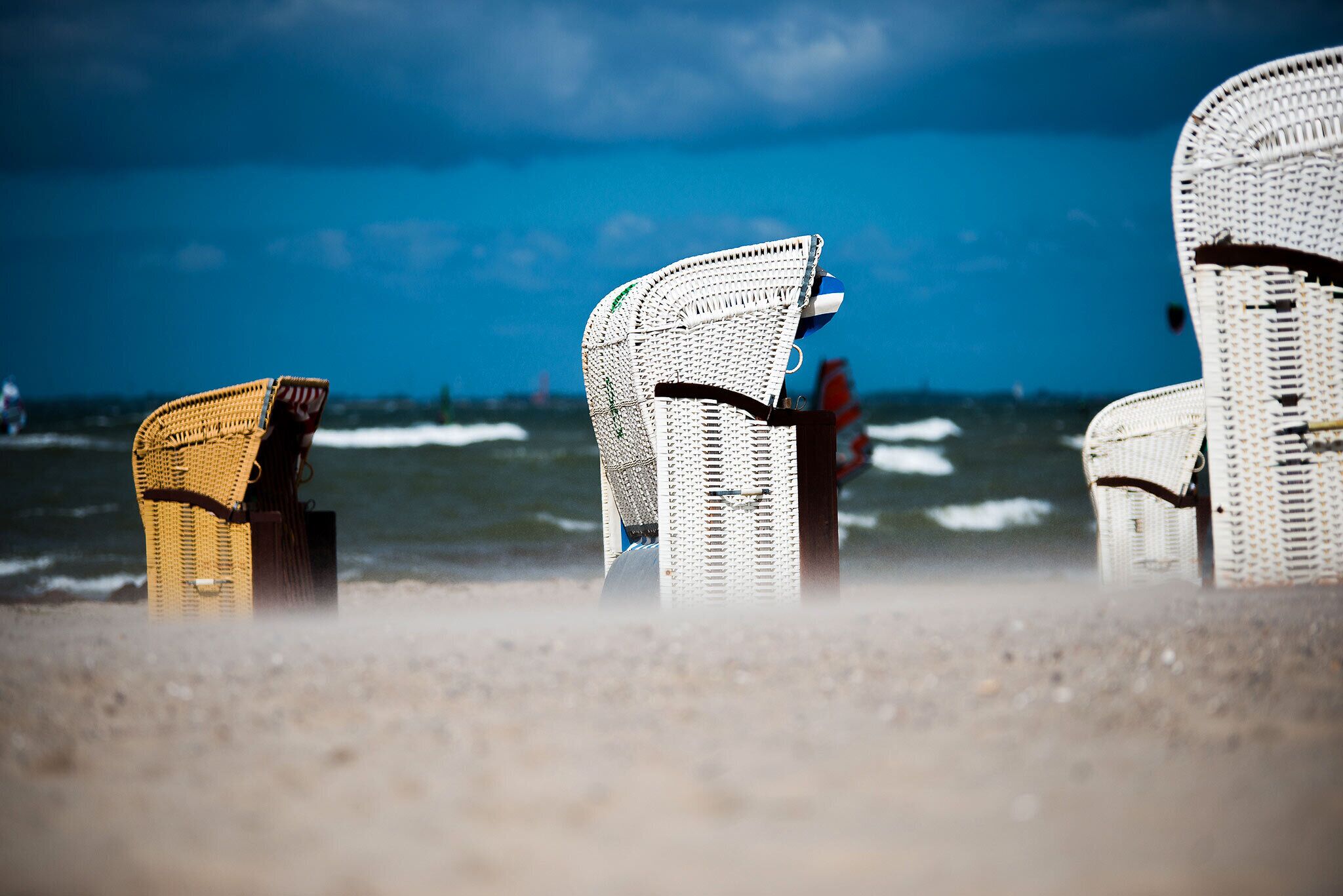 Strandkörbe aus Korbgeflecht mit Blick auf den Ozean.