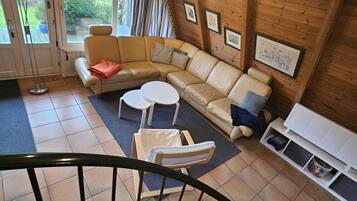 Fernseher, Kamin, Tischtennisplatte