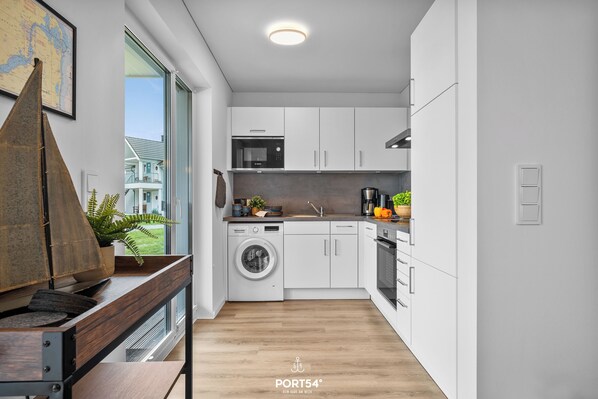 Køleskab, mikrobølgeovn, ovn, kogeplade