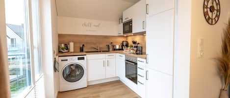 Frigorifero, microonde, forno, piano cottura