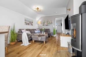 Televisión, chimenea, mesa de ping pong, libros