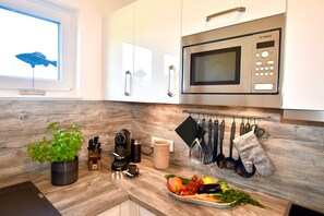 Fridge, microwave, oven, stovetop - Ferienhaus Huus Wattkieker Büsum (Büsum)