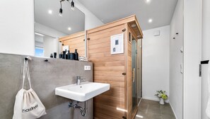 Dusche, Haartrockner, Handtücher