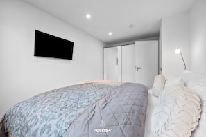 2 habitaciones, escritorio y tabla de planchar con plancha