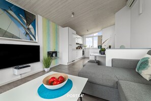 Télévision, cheminée, lecteur de DVD, chaîne hi-fi