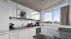 Kylskåp, mikrovågsugn, ugn och spishäll