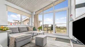 Televisión, chimenea, reproductor de DVD, estéreo