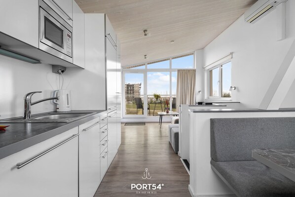 Réfrigérateur, micro-ondes, four, plaque de cuisson