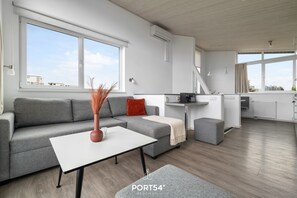 Televisión, chimenea, reproductor de DVD, estéreo