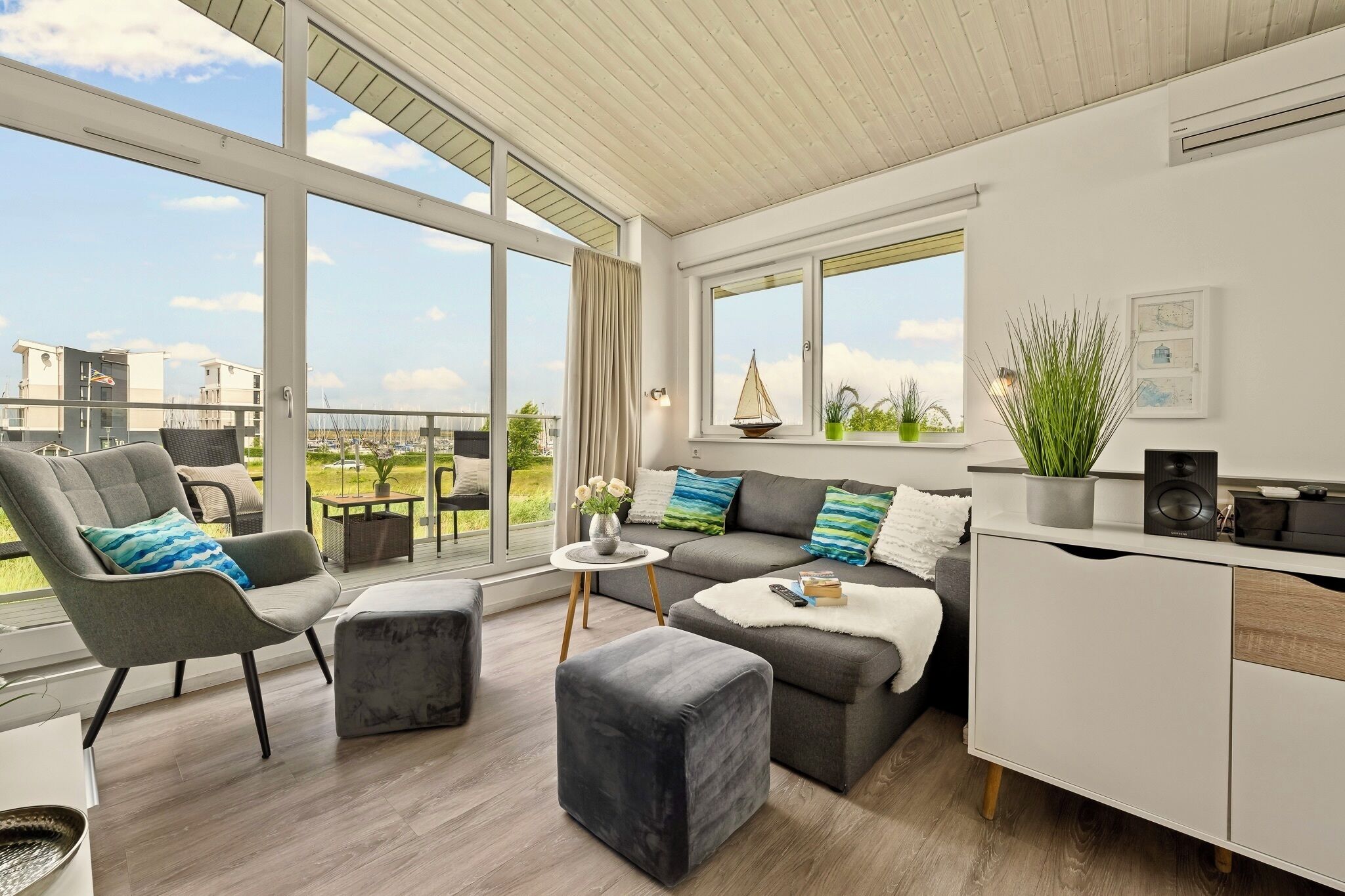 Fernseher, Kamin, DVD-Player, Bücher