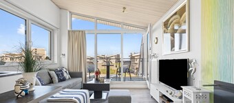 Seahorse - good furnishings, sea view, terrace, sauna, bikeport, utilities included.