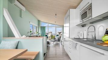 冷蔵庫、電子レンジ、オーブン、コンロ