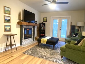 Smart-TV, Kamin, DVD-Player, Bücher