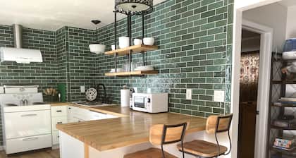 Adorable Cottage in National Forest -- hiking & climbing steps from your door!