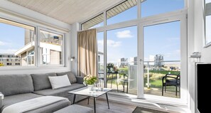 Télévision, cheminée, lecteur de DVD, chaîne hi-fi