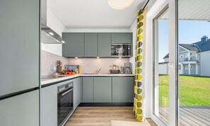 Kjøleskap, mikrobølgeovn, ovn og kokeplater