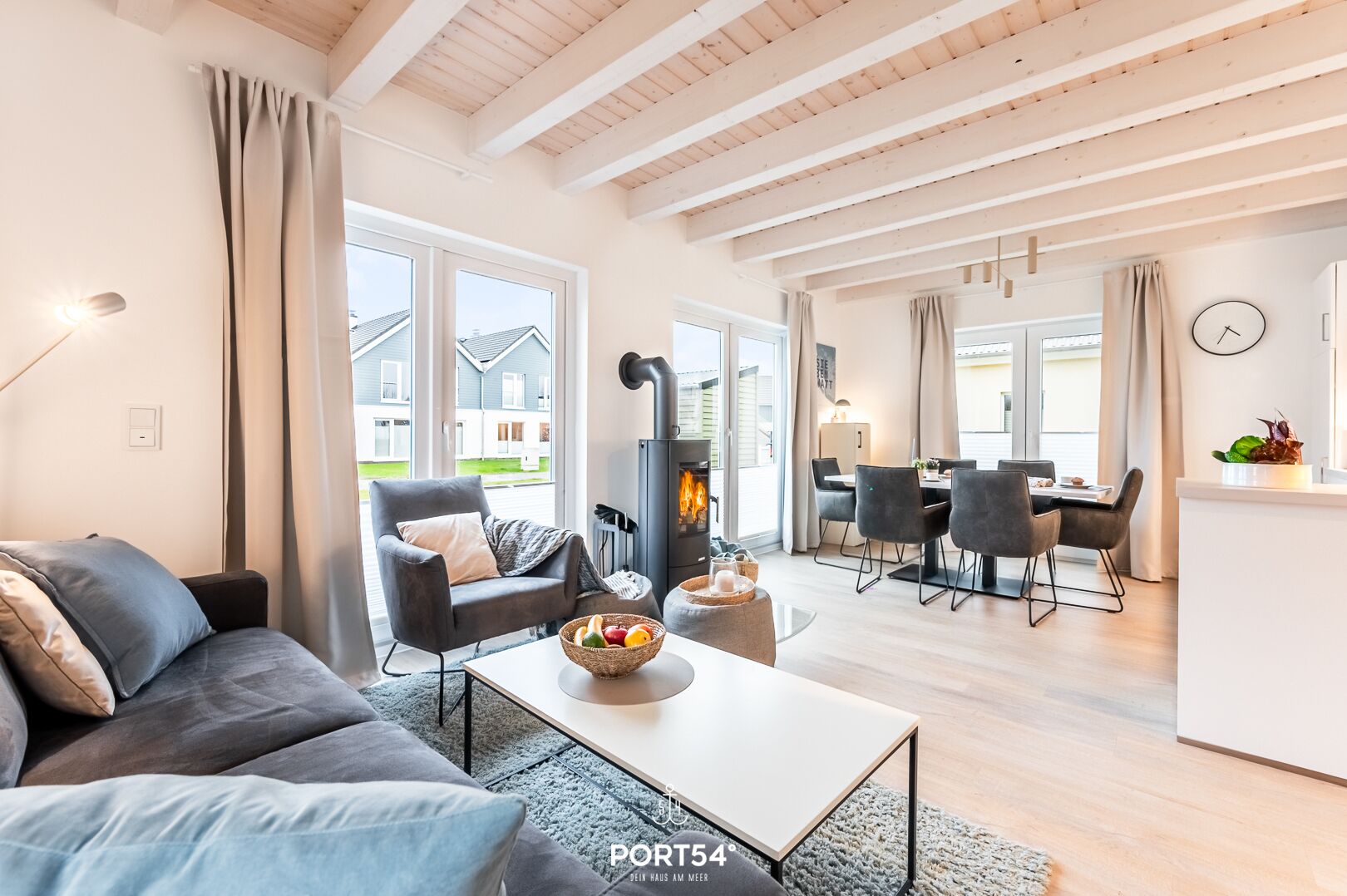 Tv, eldstad, böcker och en stereo