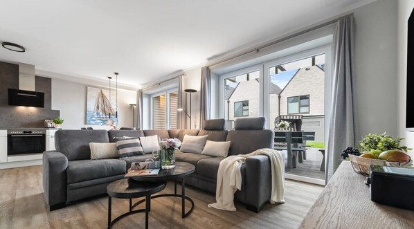 Een televisie, een open haard en een tafeltennistafel