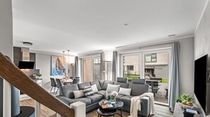 Een televisie, een open haard en een tafeltennistafel