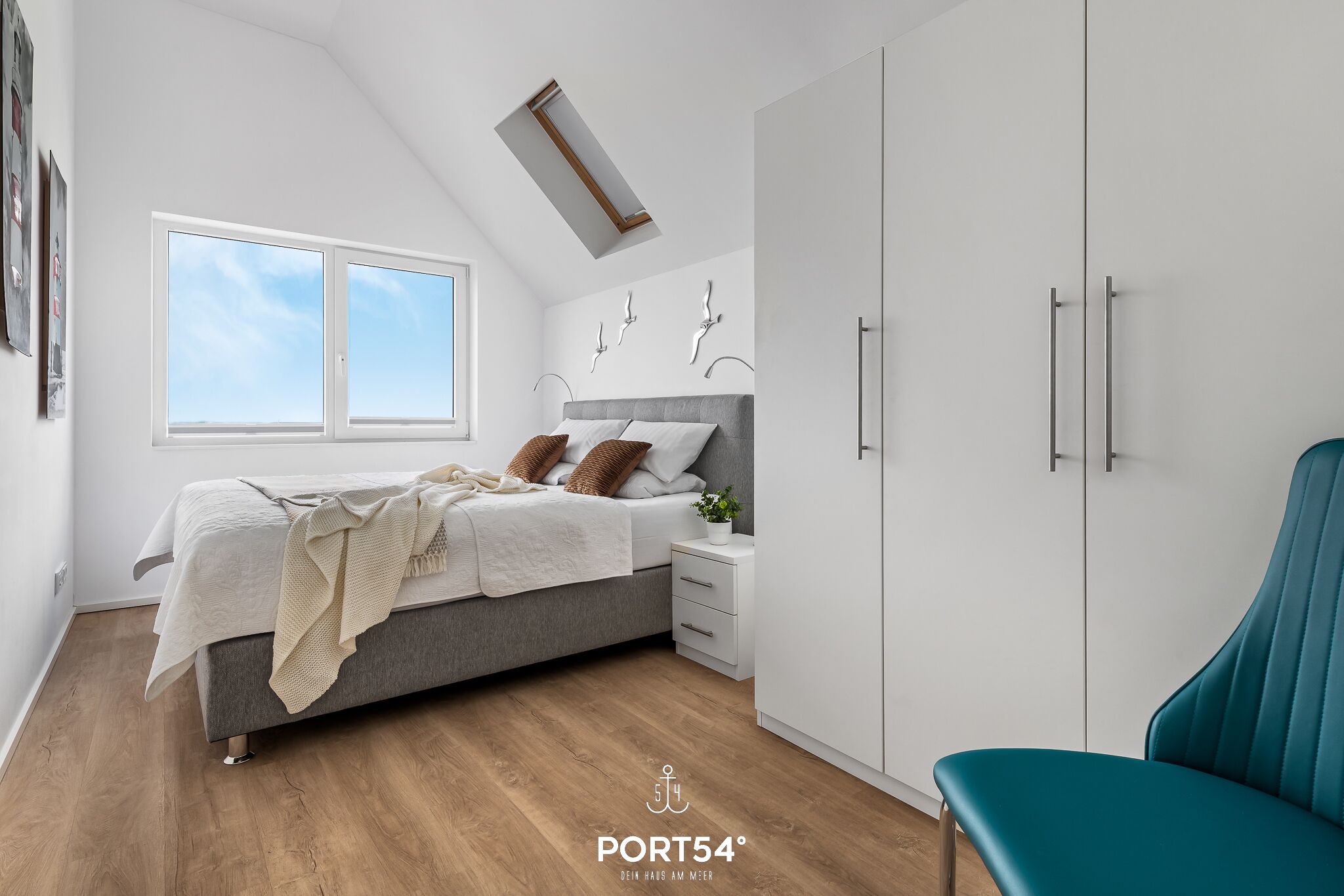 Une chambre à coucher avec un lit, une fenêtre, une armoire et une chaise.
