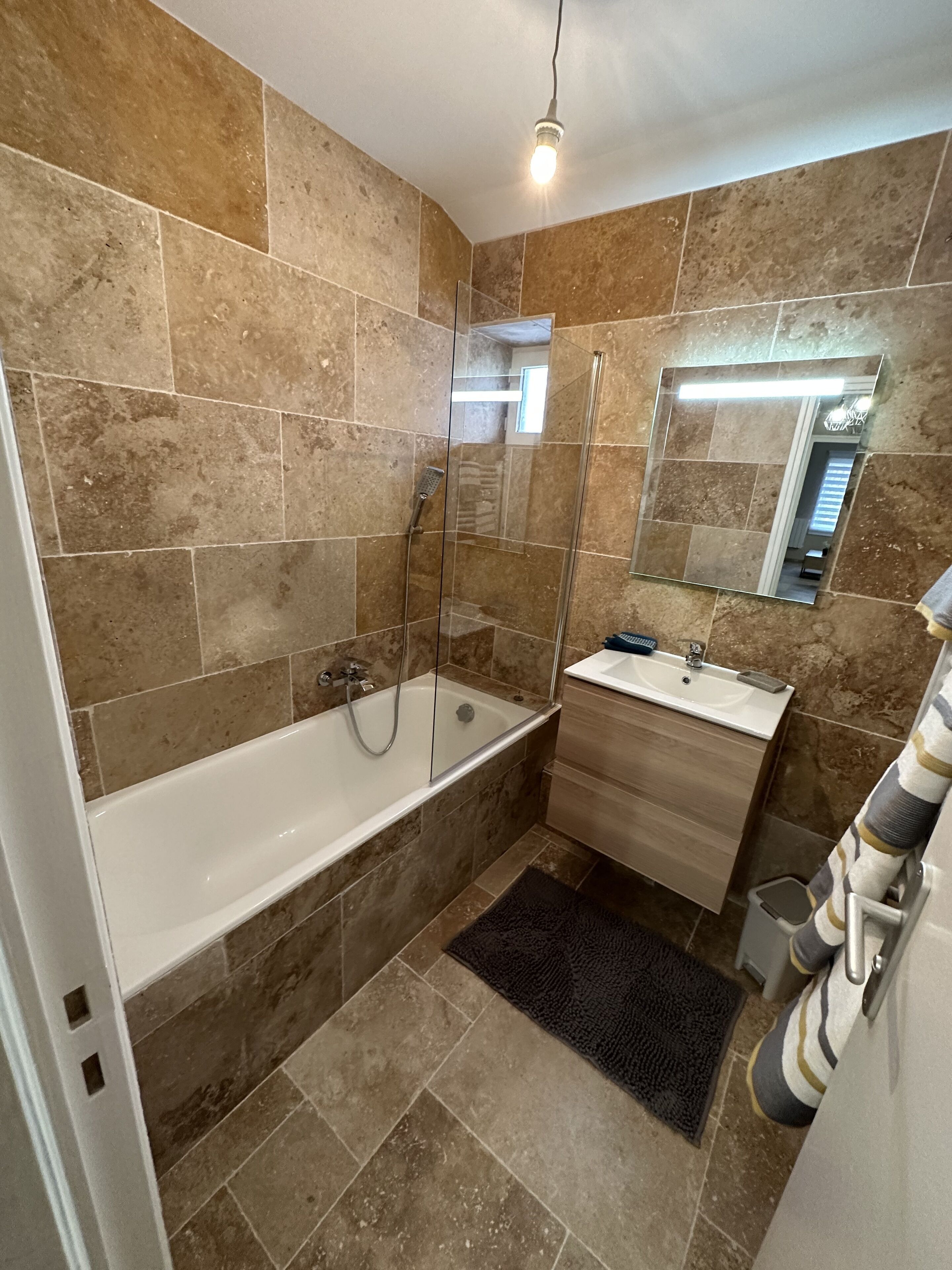 Dusj, hårføner og håndklær