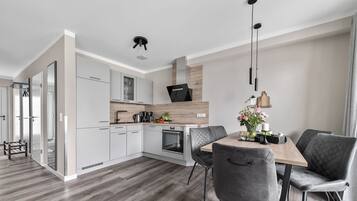 Coffee/tea maker, fridge, microwave, oven