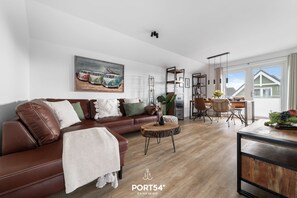 Televisión, chimenea, mesa de ping pong