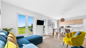 Tv, pejs, videobibliotek, stereoanlæg