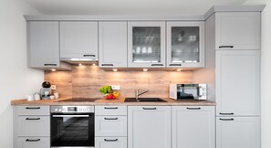 Jääkaappi, mikroaaltouuni, uuni, liesi