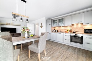 Fridge, microwave, oven, stovetop - Ferienwohnung Küste 2 Büsum (Westerdeichstrich)