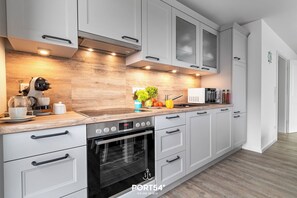 Fridge, microwave, oven, stovetop - Ferienwohnung Küste 4 Büsum (Westerdeichstrich)