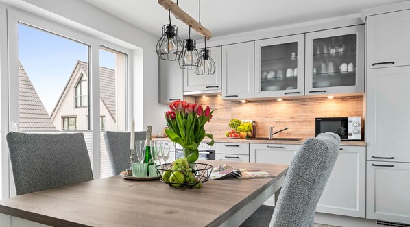 Fridge, microwave, oven, stovetop - Ferienwohnung Küste 4 Büsum (Westerdeichstrich)