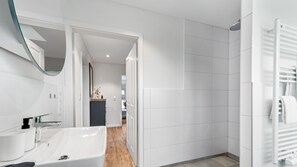Douche, sèche-cheveux