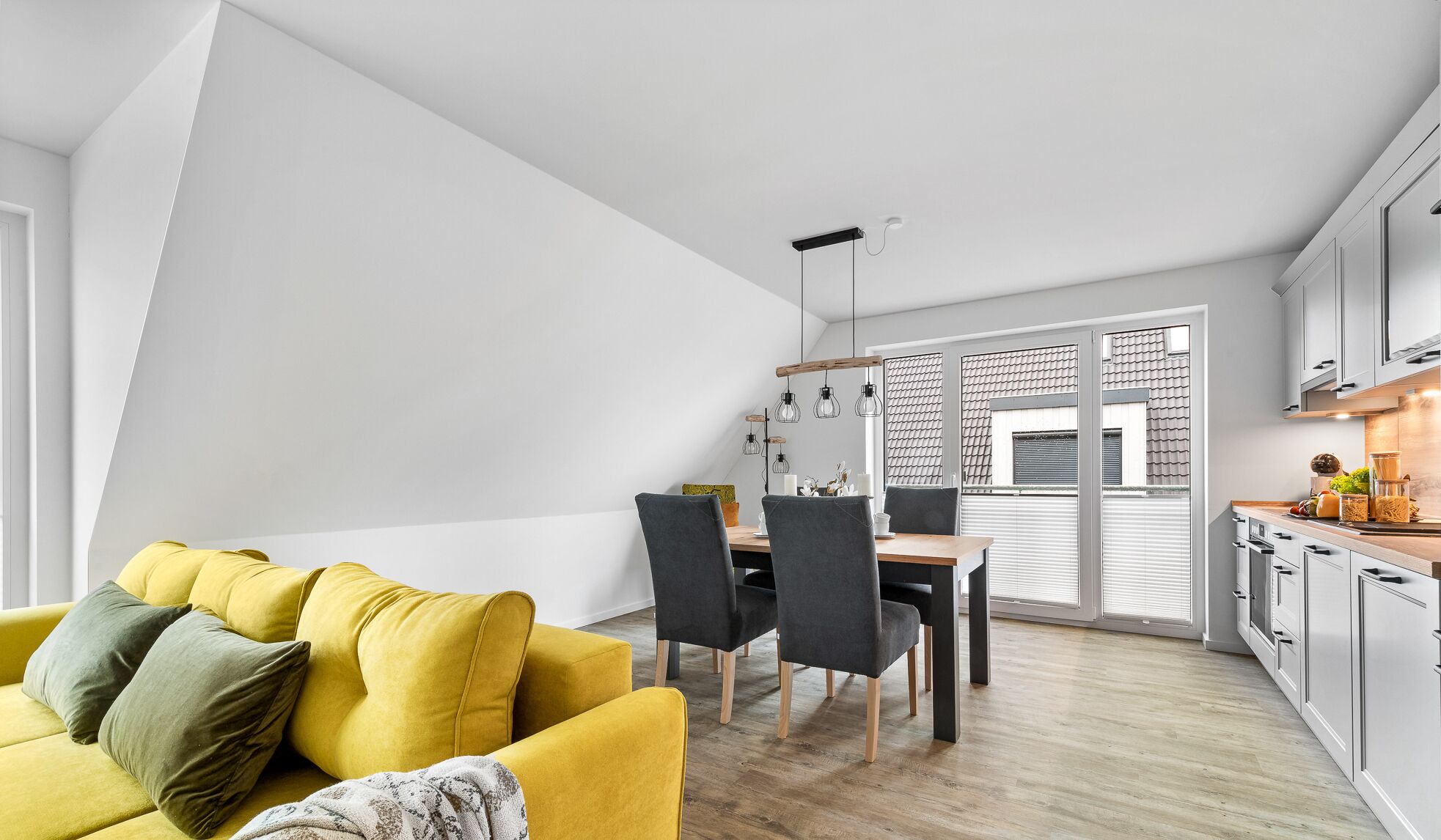 Een modern appartement met een eethoek, keuken en woonkamer.