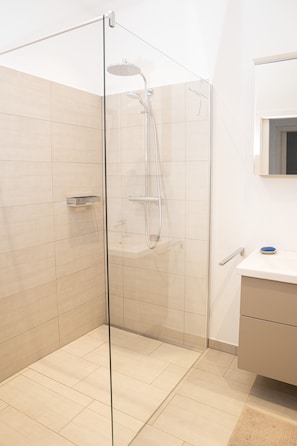 Dusche, Haartrockner, Handtücher