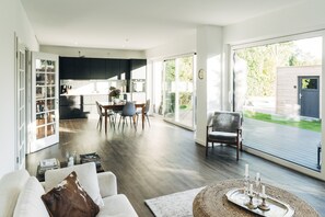 TV, ping pong, video library - House Kowloon - Terrace, garden furniture, barbecue, washing machine, parking (Westerholz)