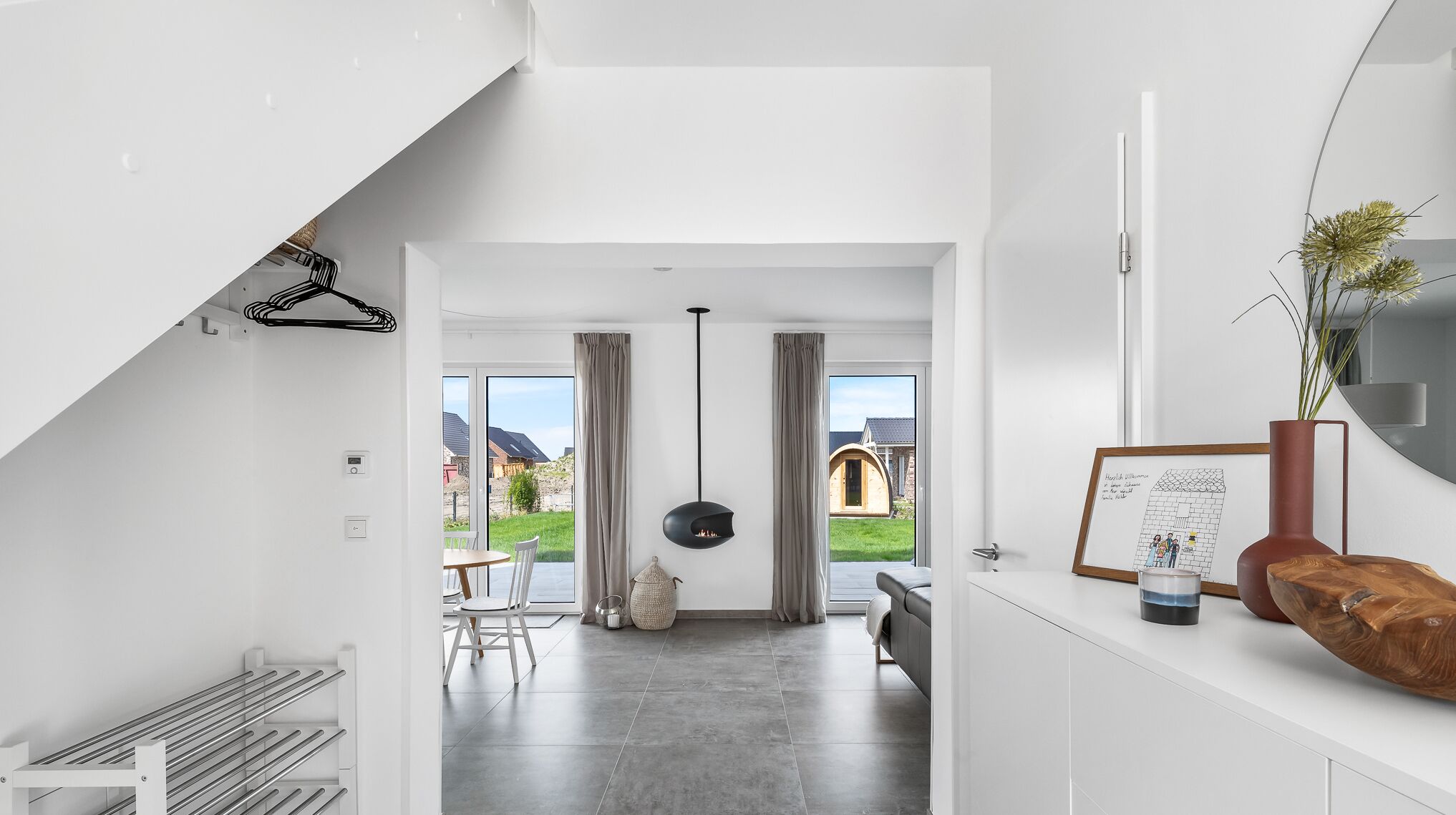 Een televisie, een open haard, boeken en een filmbibliotheek