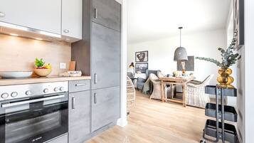 Een koelkast, een magnetron, een oven, een kookplaat